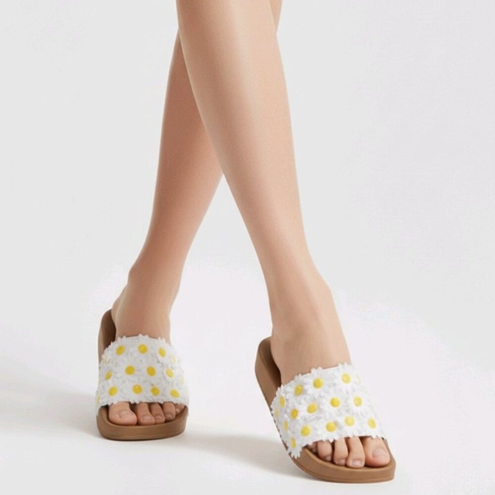 Lucky Brand Women’s Gellion Daisy Slide Sandals – Size 9